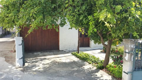 Facade/entrance, Parking