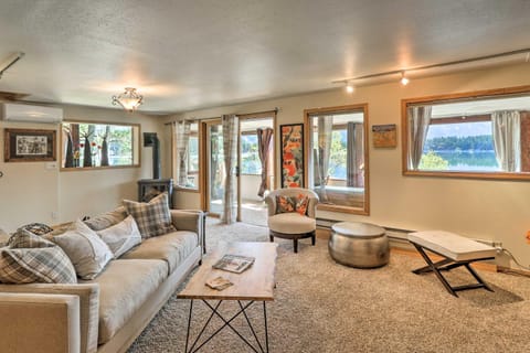 Luxe Lakefront Haven with Mountain Views and Dock Condominio in Echo Lake