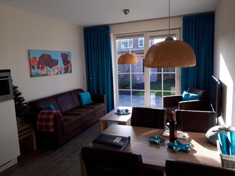 Property building, Living room, Seating area, Breakfast, hair dresser