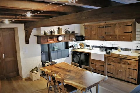 Kitchen or kitchenette, Dining area, Communal kitchen