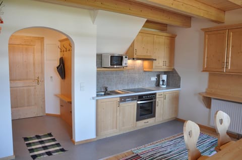 Coffee/tea facilities, Kitchen or kitchenette, Dining area, Communal kitchen, dishwasher, oven, stove