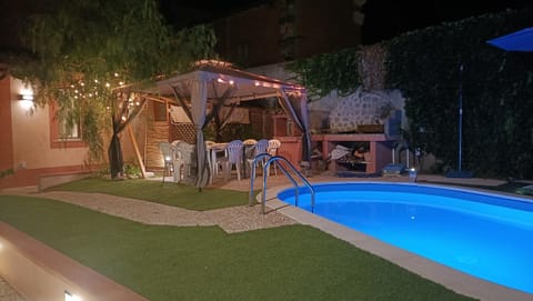 Property building, Patio, Night, Pets, Pets, Pets, Pool view, Swimming pool, Breakfast, pet friendly, pet friendly, sunbed