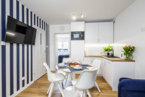 TV and multimedia, Kitchen or kitchenette, Living room, Food and drinks, Seating area, Dining area, Food