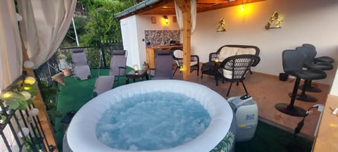 Natural landscape, Hot Tub, Living room, Spa and wellness centre/facilities, Seating area