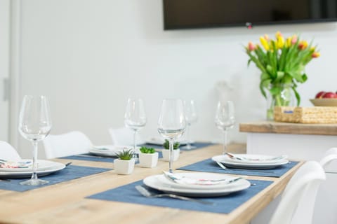 TV and multimedia, Kitchen or kitchenette, Living room, Dining area