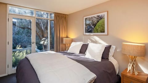 Bed, Bedroom, Mountain view