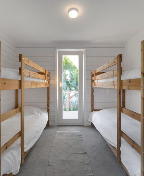 Bedroom, bunk bed