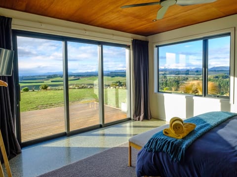 Property building, Patio, Bed, Natural landscape, TV and multimedia, View (from property/room), View (from property/room), Balcony/Terrace, Photo of the whole room, Bedroom, Garden view, Garden view, Mountain view, Mountain view