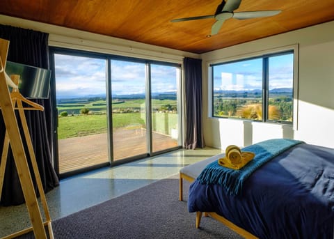 Property building, Patio, Bed, Natural landscape, View (from property/room), Balcony/Terrace, Balcony/Terrace, Photo of the whole room, Bedroom, Garden view, Garden view, Lake view, Lake view, Mountain view, Mountain view