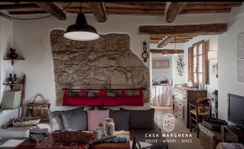 TV and multimedia, Living room, Seating area, Dining area, Evening entertainment, flat iron