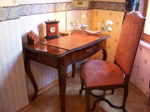 Photo of the whole room, Decorative detail, Seating area