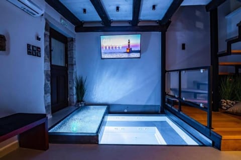 Swimming pool, Swimming pool