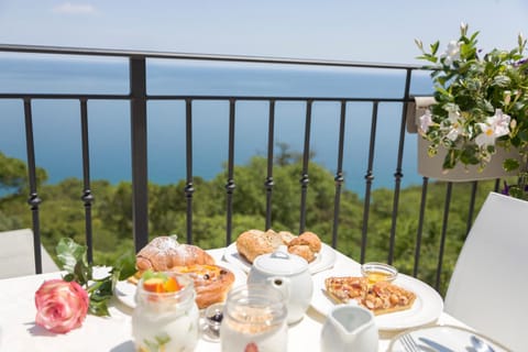 Balcony/Terrace, Food and drinks, Food, Sea view, Breakfast, Continental breakfast