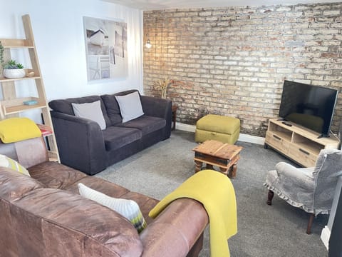 Property building, TV and multimedia, Living room, Photo of the whole room