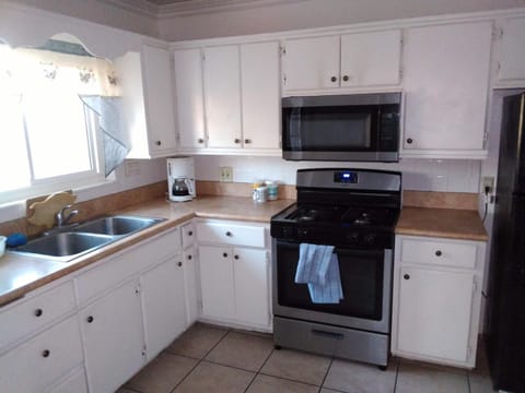 Coffee/tea facilities, Kitchen or kitchenette, Communal kitchen, minibar, pet friendly, stove
