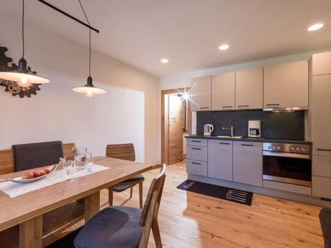 Coffee/tea facilities, Kitchen or kitchenette, Seating area, Dining area, oven, stove