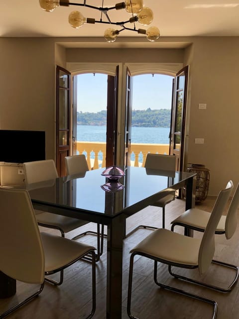 Living room, Dining area, Lake view