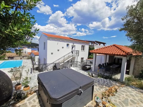 Property building, Patio, Day, Pool view, Swimming pool, sunbed