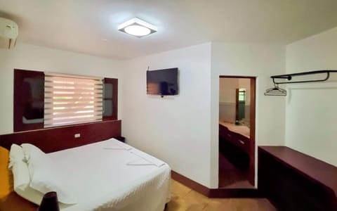 Bed, TV and multimedia, Photo of the whole room, Bedroom, air conditioner