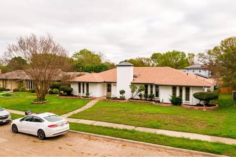 Luxury House with Heated Pool, Hot Tub, Pool Table, 4 Bedroom, 3 Bath Villa in Plano