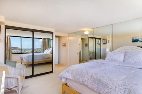 2 Bedroom Penthouse w/Ocean Views Aparthotel in McCully-Moiliili