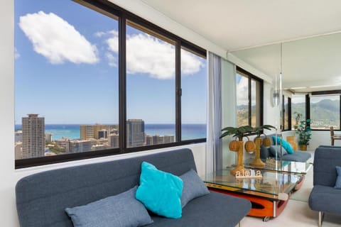 2 Bedroom Penthouse w/Ocean Views Apartment hotel in McCully-Moiliili