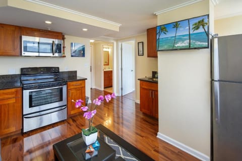 2 Bedroom Corner Suite & Tropical Views Apartment hotel in McCully-Moiliili