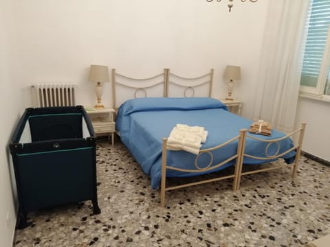 Bedroom, cot