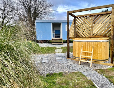 Hot Tub, Seating area