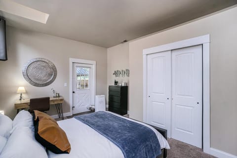 Gorgeous Guest Suite - Walk to Old Town and CSU! Condo in Fort Collins