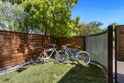 Industrial Old Town Bungalow with Free Cruiser Bikes Haus in Fort Collins