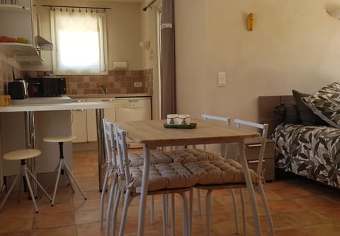 Kitchen or kitchenette, Dining area, minibar, stove