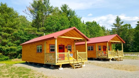 Abbot Trailside Lodging Albergue natural in Maine