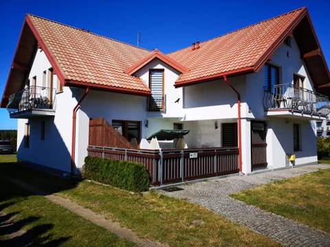 Property building, Patio, Facade/entrance, Day, Balcony/Terrace