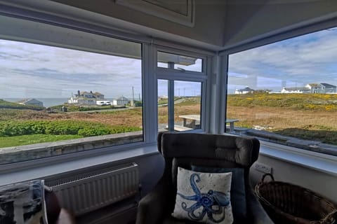 HIGH TIDE- LUXURY DEATCHED BUNGALOW- Sleeps 10 or 12 - Annexe option House in Trearddur Bay