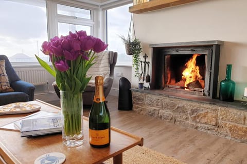 HIGH TIDE- LUXURY DEATCHED BUNGALOW- Sleeps 10 or 12 - Annexe option House in Trearddur Bay