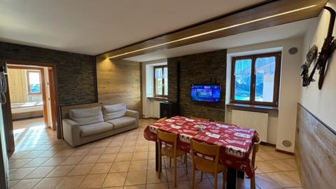TV and multimedia, Living room, Seating area, Dining area, Evening entertainment