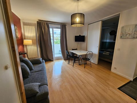 Cozy Corner Apartment in Chessy