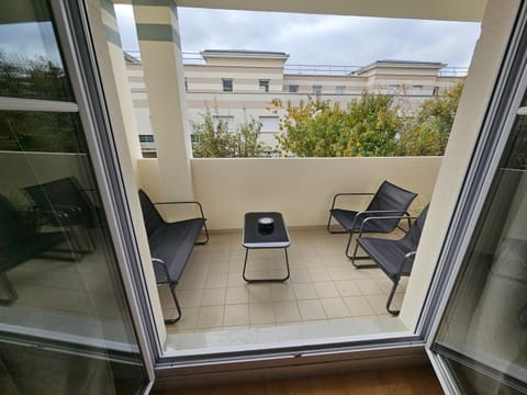 Cozy Corner Apartment in Chessy