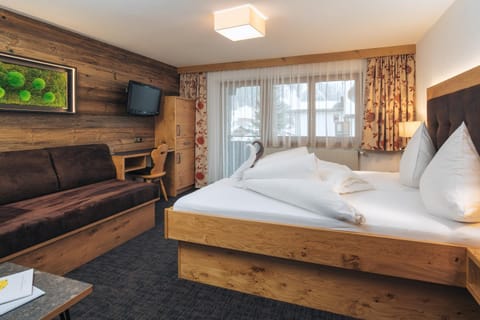 Bed, TV and multimedia, View (from property/room), Photo of the whole room