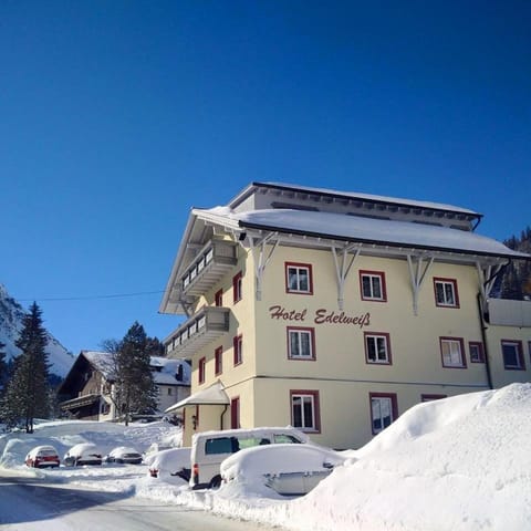 Property building, Day, Winter, Parking