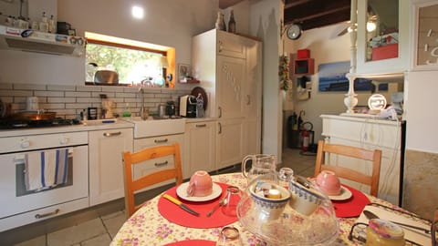 Kitchen or kitchenette, Dining area, oven, stove