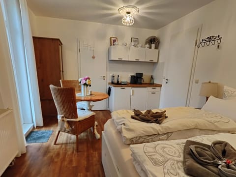 Kitchen or kitchenette, Photo of the whole room, Dining area, towels