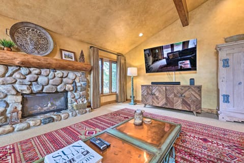 Luxe Sun Valley Retreat with Hot Tub, 3 Mi to Resort! Casa in Sun Valley