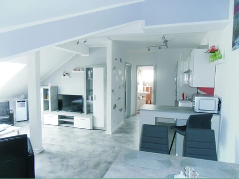 Photo of the whole room, Dining area