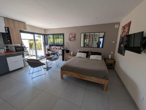 Bed, Night, TV and multimedia, Photo of the whole room, Dining area, cot