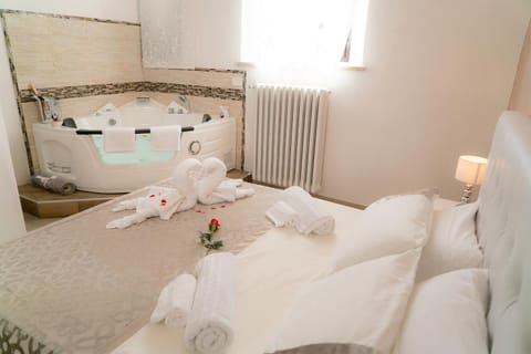 Bed, Hot Tub, Photo of the whole room, Bedroom