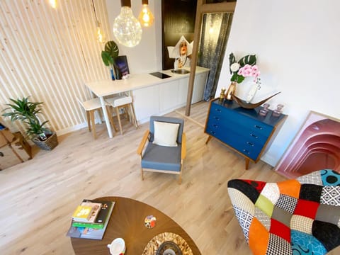 Duplex lumineux, coloré, atypique face cathédrale Apartment in Brittany