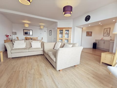 24 CLIFF APARTMENT-3 BED-GROUND FLOOR-SEA VIEWS House in Trearddur Bay