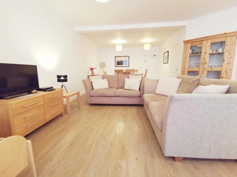 24 CLIFF APARTMENT-3 BED-GROUND FLOOR-SEA VIEWS House in Trearddur Bay